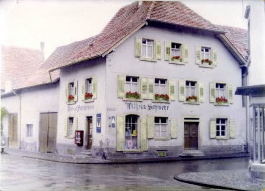 Stammhaus der Bäckerei Schwehr mit Schriftzug ‚Wilhelm Schwehr‘ an der Fassade