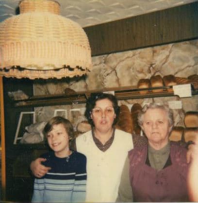 Drei Generationen Frauen der Familie Schwehr vor dem Brotregal