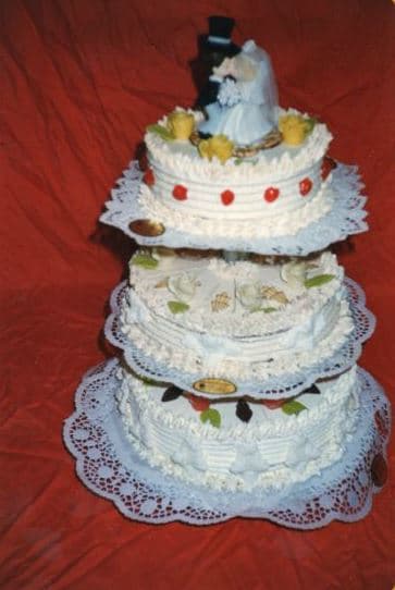 Dreistöckige Hochzeitstorte mit Brautpaar-Aufsatz