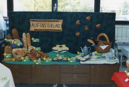 Buffet zum Motto ‚Auf ins Grüne‘ mit Broten und Picknick-Körben